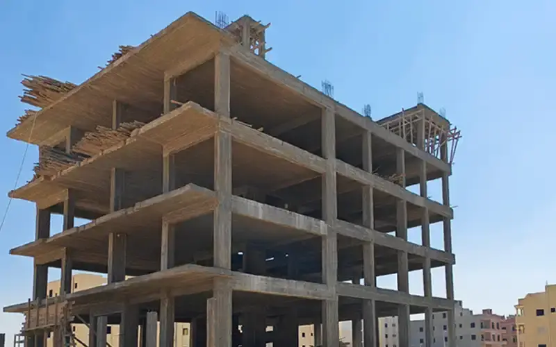 الانتهاء من صب أعمدة وسقف غرف السطح، بالإضافة إلى غرفة المصعد - مشروع A 275 - بيت الوطن